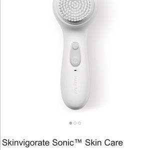Sonic facial cleaning brush